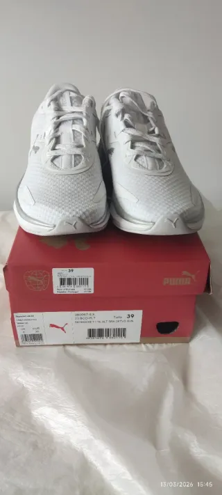 Tenis Puma grises y blancos