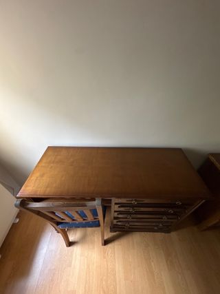 Escritorio de madera con silla