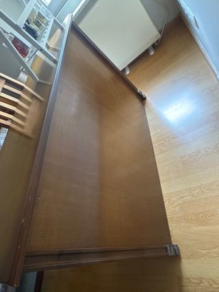 Escritorio de madera con silla