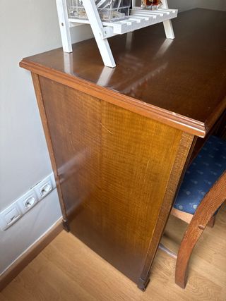 Escritorio de madera con silla
