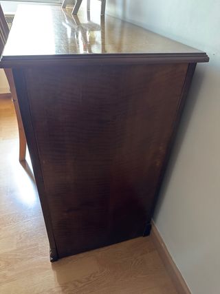 Escritorio de madera con silla