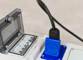 Caja eléctrica con enchufe