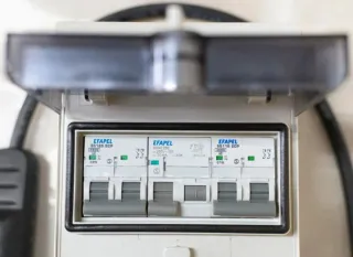 Caja eléctrica con enchufe