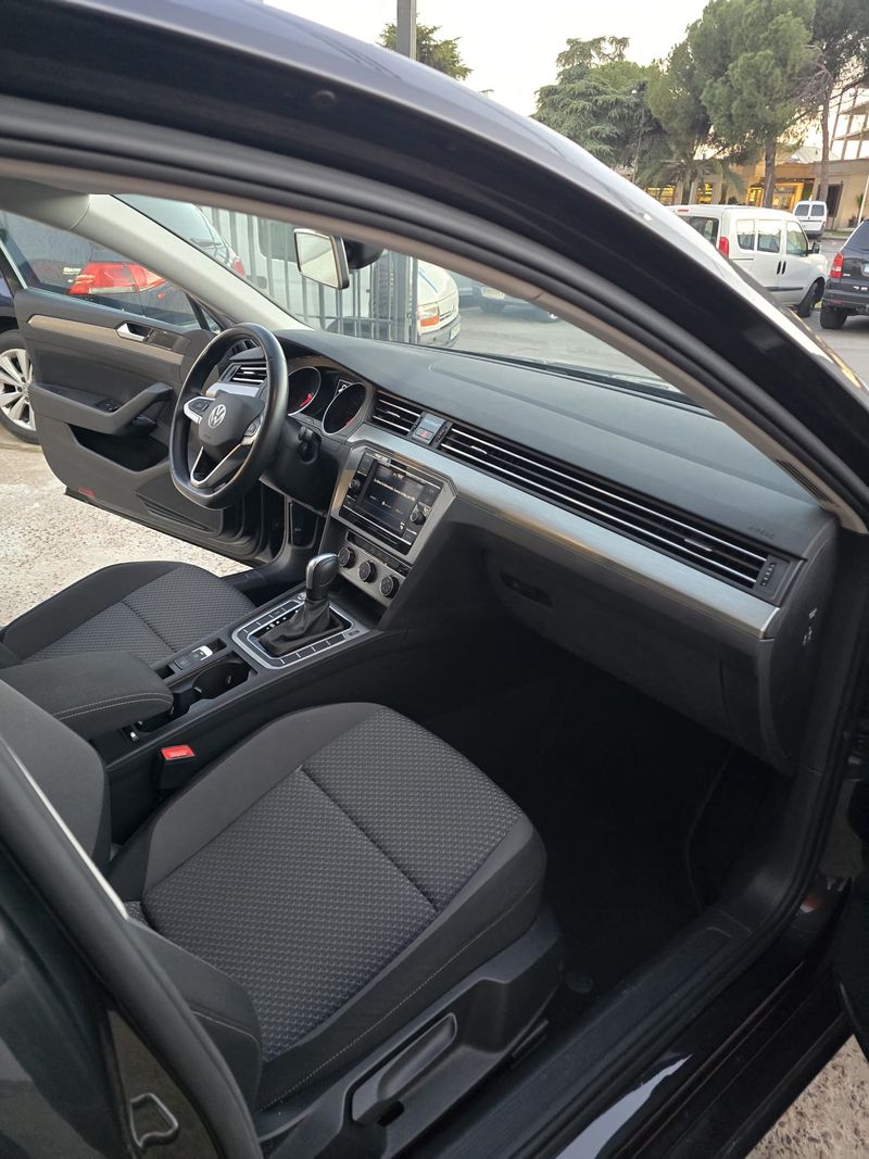 Volkswagen Passat 2022, foto 9