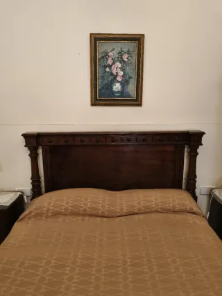 Cama antigua de madera oscura