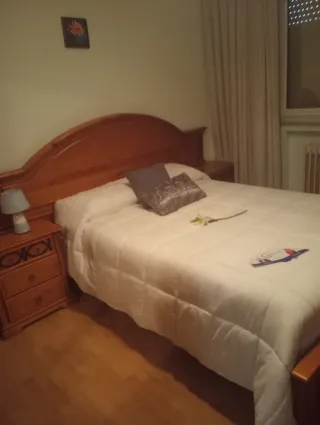 Cama matrimonio madera con mesillas