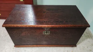 Baúl rústico de madera tallado con escena pastoril