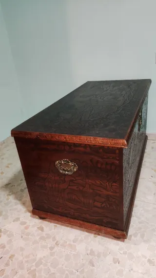 Baúl rústico de madera tallado con escena pastoril