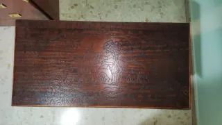 Baúl rústico de madera tallado con escena pastoril