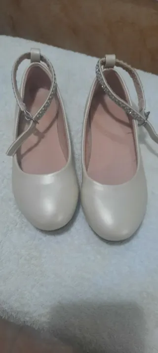 Zapatos niña beige con pulsera, talla 32