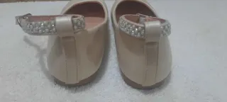 Zapatos niña beige con pulsera, talla 32