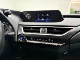 LEXUS UX 250h Premium 2WD desde 389€/mes*