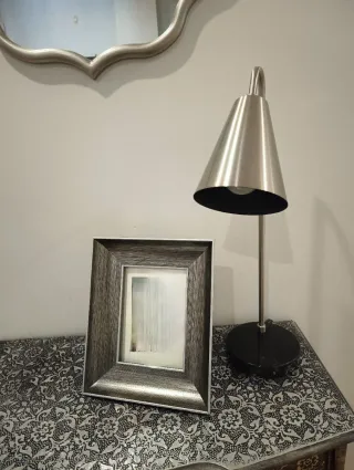 Mueble de entrada con espejo y lámpara