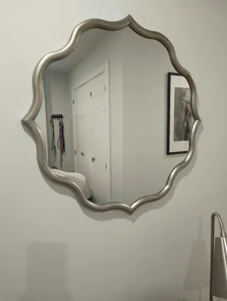 Mueble de entrada con espejo y lámpara