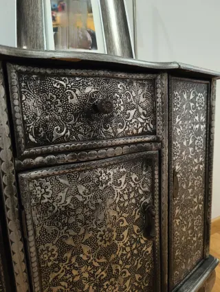 Mueble de entrada con espejo y lámpara