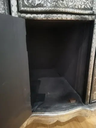 Mueble de entrada con espejo y lámpara