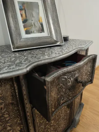 Mueble de entrada con espejo y lámpara