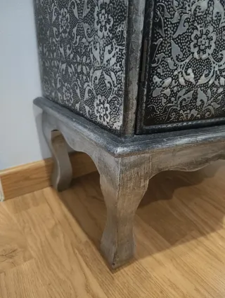 Mueble de entrada con espejo y lámpara