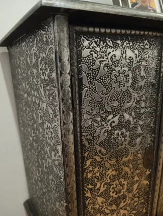 Mueble de entrada con espejo y lámpara