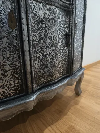 Mueble de entrada con espejo y lámpara