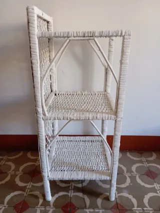 Estantería de mimbre blanca