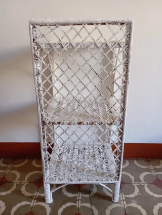 Estantería de mimbre blanca