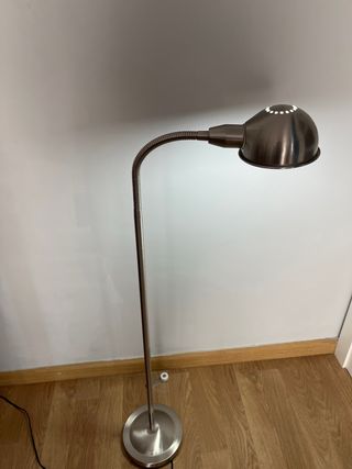 Lámpara de pie metálica plateada