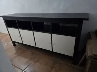 Mueble de madera negro y blanco