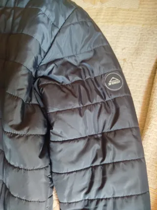 Abrigo acolchado azul y verde