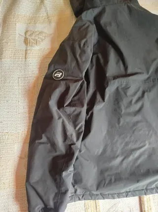 Abrigo negro con capucha