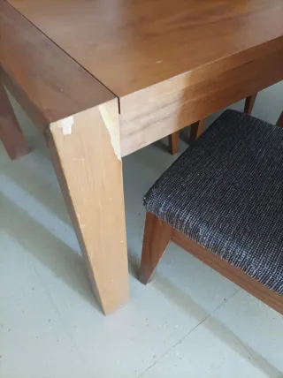 Mesa de comedor y 4 sillas