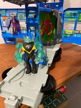 Camion Ben 10 con personaggi