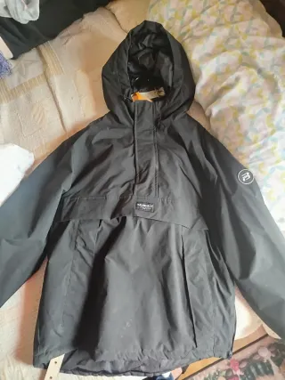 Abrigo Pull&Bear negro con capucha