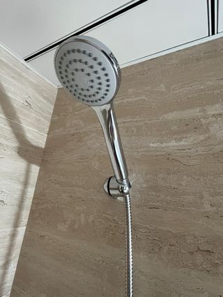 Ducha con grifería monomando