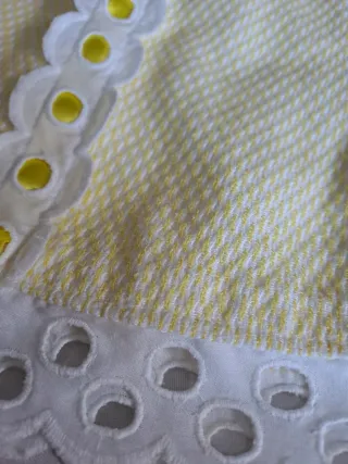 Vestido piqué y capota bebé amarillo