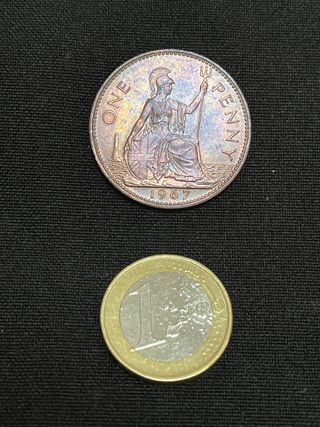 Moneta di bronzo da 1 penny del 1967 con tonalità variabile