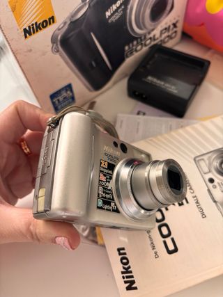 Cámara Nikon Coolpix 7900 Plata