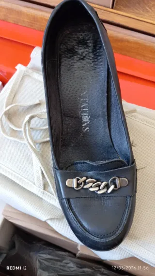Zapato salón negro con cadena