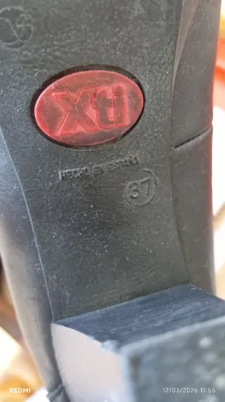 Zapato salón negro con cadena