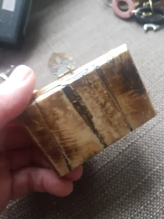 Caja joyero de hueso con detalles dorados