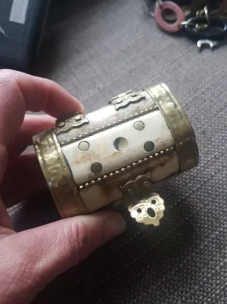 Caja joyero de hueso con detalles dorados