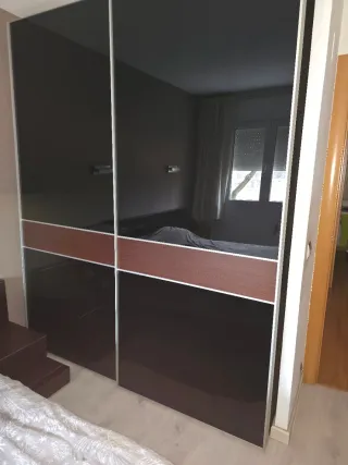 Armario puertas correderas cristal y madera