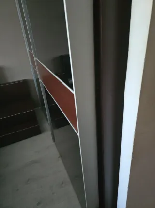 Armario puertas correderas cristal y madera