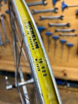 Roda de bicicleta estrada frente 28