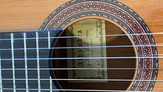 Guitarra Española Alhambra madera maciza