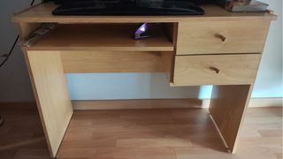 Escritorio de madera con cajones