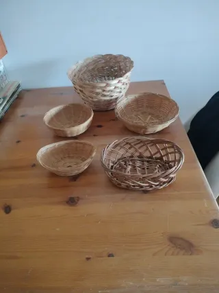 5 Cestas de Mimbre Beige y Marrón