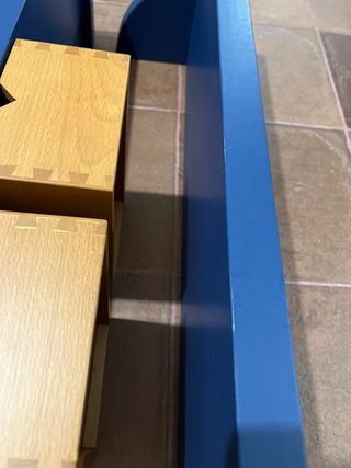 Estantería azul de madera