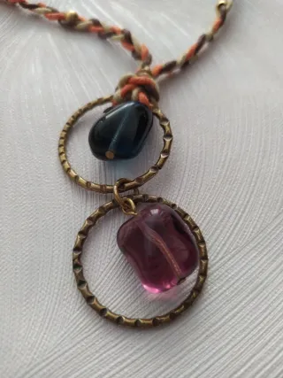 Collar cordón trenzado y abalorios negro-morado