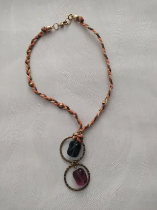 Collar cordón trenzado y abalorios negro-morado